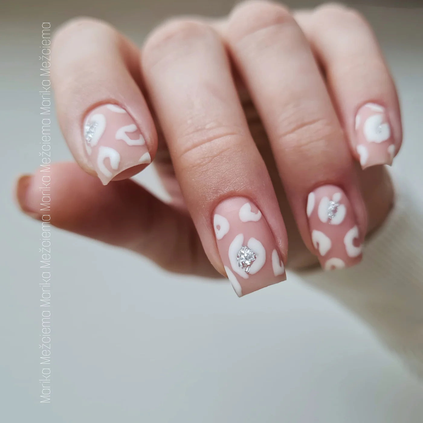 Miks minu geellakk koorub?